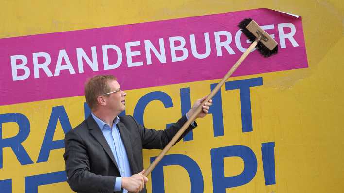 FDP-Spitzenkandidat Andreas Büttner vor einem Wahlplakat der Brandenburger FDP. (Bild: imago) FDP-Spitzenkandidat Andreas Büttner vor einem Wahlplakat der Brandenburger FDP. (Bild: imago)