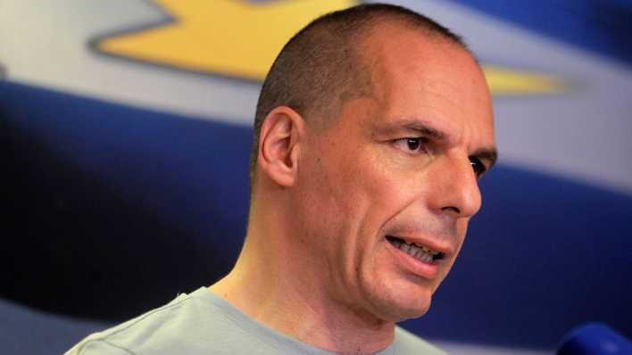 Der griechische Finanzminister Yanis Varoufakis gibt am Abend des 5. Juli 2015 nach dem Referendum ein Statement ab. (Bild: dpa) Der griechische Finanzminister Yanis Varoufakis gibt am Abend des 5. Juli 2015 nach dem Referendum ein Statement ab. (Bild: dpa)
