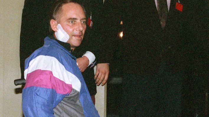 Knapp sechs Wochen nach dem Attentat begibt sich Wolfgang Schäuble (CDU) in seinem Rollstuhl am 22.11.1990 in der Rehabilitationsklinik Langensteinbach bei Karlsruhe zu seiner ersten Pressekonferenz. (Archivbild: dpa)