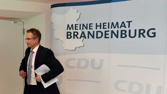 Der brandenburgische CDU-Landesvorsitzende Michael Schierack reagiert am 10.02.2015 während einer Pressekonferenz im Landtag in Potsdam (Brandenburg). Foto: dpa
