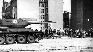 17. Juni 1953: Von der sowjetischen Besatzungsmacht eingesetzte Panzer zur Niederschlagung der Unruhen in der Schützenstrasse - Quelle: Bundesarchiv