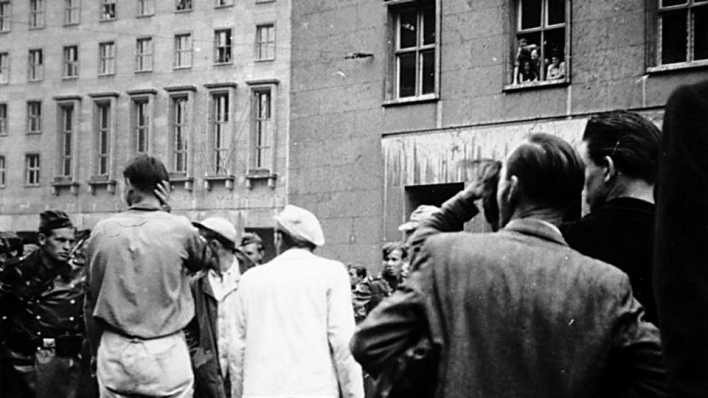 Berlin, Leipziger Straße, Ecke Wilhelmstraße.- Volksaufstand in der DDR am 17. Juni 1953.- Demonstration von Bauarbeitern - Quelle: Bundesarchiv Berlin, Leipziger Straße, Ecke Wilhelmstraße.- Volksaufstand in der DDR am 17. Juni 1953.- Demonstration von Bauarbeitern - Quelle: Bundesarchiv