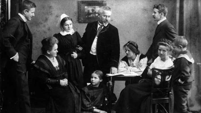 Theodor Piper (stehend, 2.v.r.) zusammen mit seinen Eltern und seinen sechs jüngeren Geschwistern. AD um 1909, Reproduktion: R. Piper Theodor Piper (stehend, 2.v.r.) zusammen mit seinen Eltern und seinen sechs jüngeren Geschwistern. AD um 1909, Reproduktion: R. Piper