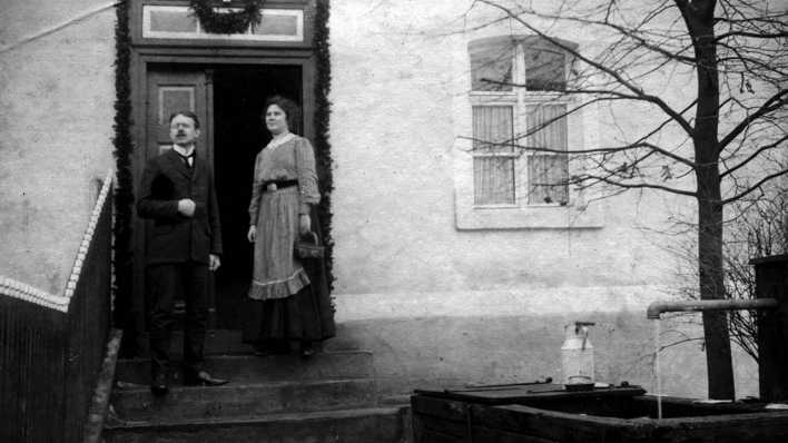 Pfarrer Theodor Piper und seine Frau Anne Piper vor dem Pfarrhaus in Seubtendorf (Thüringen), AD: um 1914 - © A. Piper Pfarrer Theodor Piper und seine Frau Anne Piper vor dem Pfarrhaus in Seubtendorf (Thüringen), AD: um 1914 - © A. Piper