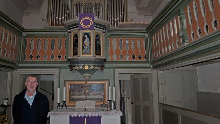 Altar, Kanzel und Orgel der Kirche zu Seubtendorf, li.: Albrecht Piper, Enkel des Pfarrers Theodor Piper, AD: 12.04.2014, Foto: M. Stuchlik, © 2014