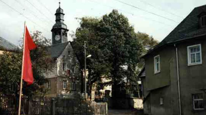 Ansicht von Seubtendorf, im Hintergrund der Turm der Kirche, um 1988, Foto: R. Piper