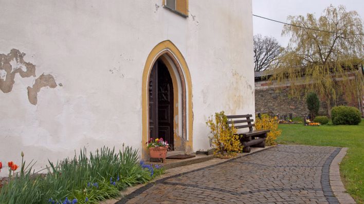Eingang der Kirche Seubtendorf, AD: Ostern 2014
