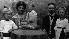 Familienfoto, Reproduktion: Anne und Theodor Piper mit ihren Kindern (v.l.n.r.) Ruth, Heinz Peter und Marianne. AD: um 1919 Familienfoto, Reproduktion: Anne und Theodor Piper mit ihren Kindern (v.l.n.r.) Ruth, Heinz Peter und Marianne. AD: um 1919