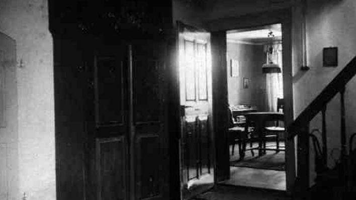 Flur des Pfarrhauses Seubtendorf, Foto: Theodor Piper, um 1914 (Reproduktion) - © A. Piper