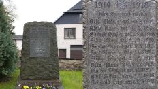 Collage: Li.: Gedenkstein mit den Namen der Gefallenen des 1. Weltkriegs auf dem Friedhof von Seubtendorf. Re.: Nahaufnahme der Inschrift mit den Namen der Opfer. AD: 18.04.2014, Foto: A. Piper © 2014 Collage: Li.: Gedenkstein mit den Namen der Gefallenen des 1. Weltkriegs auf dem Friedhof von Seubtendorf. Re.: Nahaufnahme der Inschrift mit den Namen der Opfer. AD: 18.04.2014, Foto: A. Piper © 2014