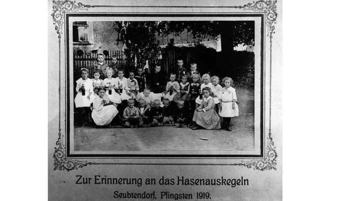 Gruppenbild "Hasenauskegeln Seubtendorf, Pfingsten 1919", Reproduktion, R. Piper © 2014