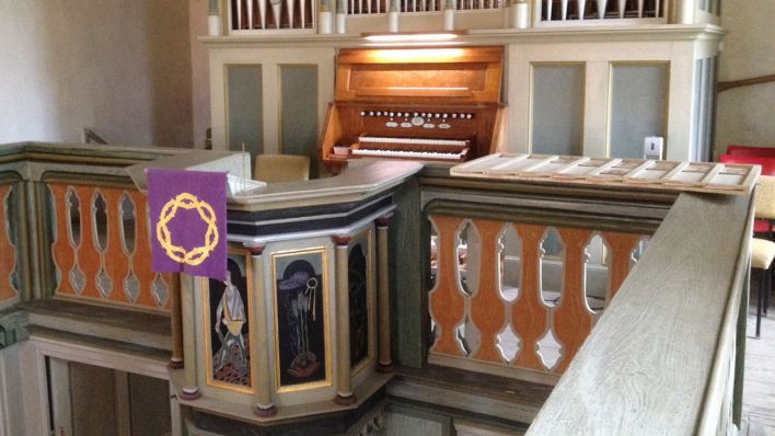 Kanzel und Orgel der Kirche von Seubtendorf, April 2014, Foto: A. Piper. © 2014