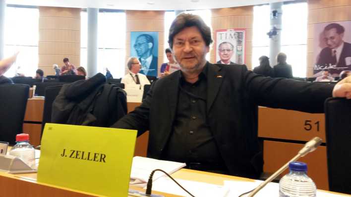 MdEP Joachim Zeller, CDU, an seinem Platz im Sitzungssaal des EU-Parlaments in Brüssel, Foto: Sabrina Wendling, ©rbb-inforadio 2014 MdEP Joachim Zeller, CDU, an seinem Platz im Sitzungssaal des EU-Parlaments in Brüssel, Foto: Sabrina Wendling, ©rbb-inforadio 2014