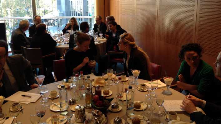 Lobby-Essen mit Wirtschaftsvertretern (BIld: Siebert / rbb) Lobby-Essen mit Wirtschaftsvertretern (BIld: Siebert / rbb)