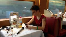 Ska Keller im Zug, am linken Arm ihr Tattoo (Bild: Siebert/rbb) Ska Keller im Zug, am linken Arm ihr Tattoo (Bild: Siebert/rbb)