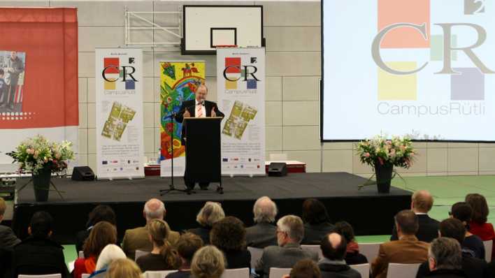 Der Bezirksbürgermeister von Berlin-Neukölln, Heinz Buschkowsky (SPD), hält am 28.11.2012 bei der feierlichen Eröffnung der Quartierssporthalle auf dem Campus Rütli in Berlin eine Rede. (Bild: dpa)