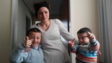 Basema Hamdi, Flüchtling aus Syrien, mit ihren beiden Söhnen Hassan (li.) und Mohamed - Foto: A. Corves © 2015 rbb-Inforadio Basema Hamdi, Flüchtling aus Syrien, mit ihren beiden Söhnen Hassan (li.) und Mohamed - Foto: A. Corves © 2015 rbb-Inforadio