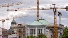 Das Berliner Zentrum ist momentan eine Großbaustelle. Auf dem Bild zu sehen: Kronprinzenpalais, St. Hedwigskathedrale und der Französische Dom am Gendarmenmarkt (27.5.2013) Bild: imago-stock