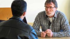 Klassenlehrer Bachmann im Gespräch mit einem Vater (Bild: G. Heuser, rbb-Inforadio) Klassenlehrer Bachmann im Gespräch mit einem Vater (Bild: G. Heuser, rbb-Inforadio)