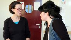 Die Deutschlehrerin im Gespräch mit einer Mutter (Bild: G. Heuser, rbb-Inforadio) Die Deutschlehrerin im Gespräch mit einer Mutter (Bild: G. Heuser, rbb-Inforadio)