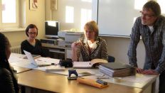 Eine Schwester im Gespräch mit den Lehrern (Bild: G. Heuser, rbb-Inforadio) Eine Schwester im Gespräch mit den Lehrern (Bild: G. Heuser, rbb-Inforadio)
