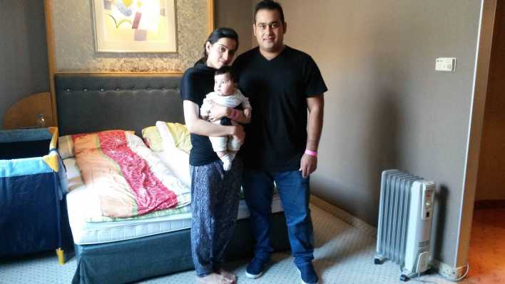 Flüchtlinge Shabnam Shams, Ehemann Ramin Askeria und Baby Shayan im Hotel President in Berlin - Foto: A. Corves © 2015 rbb-inforadio