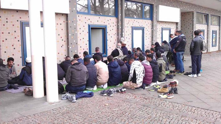 Großer Besucherandrang an der Daressalam Moschee in Berlin Neukölln - Foto: rbb Inforadio/Sophie Elmenthater