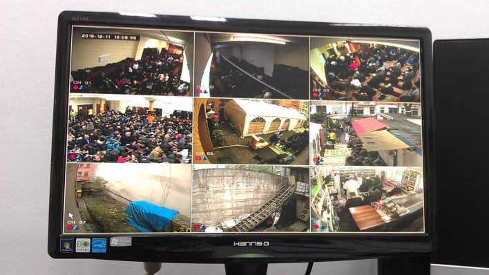 Die Bilder der Überwachungskameras in der Daressalam-Moschee in Berlin Neukölln zeigen, wie voll das Haus überall ist - Foto: rbb Inforaido/Sophie Elmenthaler