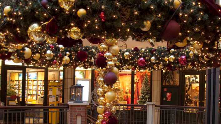 Üppig weihnachtlich dekorierte Schaufenster (Bild: colourbox.com)
