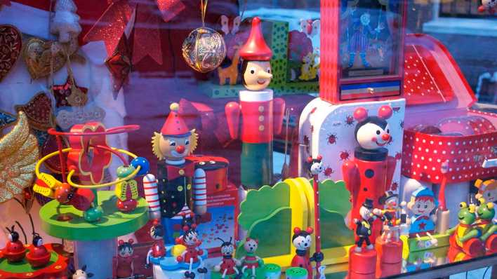 Ein bunt dekoriertes weihnachtliches Schaufenster (Bild: colourbox.com)