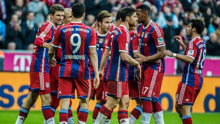 Bundesliga - 12. Spieltag: Bayern München - 1899 Hoffenheim am 22.11.2014 in der Allianz Arena in München.Die Spieler des FC Bayern München gratulieren Mario Götze zu seinem 1:0 Führungstreffer. Foto: dpa
