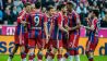 Bundesliga - 12. Spieltag: Bayern München - 1899 Hoffenheim am 22.11.2014 in der Allianz Arena in München.Die Spieler des FC Bayern München gratulieren Mario Götze zu seinem 1:0 Führungstreffer. Foto: dpa