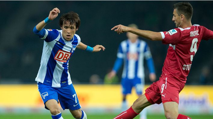 Stuttgarts Vedad Ibisevic (r) versucht Berlins Hajime Hosogai (l) zu stören. (Bild: dpa)