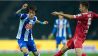 Stuttgarts Vedad Ibisevic (r) versucht Berlins Hajime Hosogai (l) zu stören. (Bild: dpa)