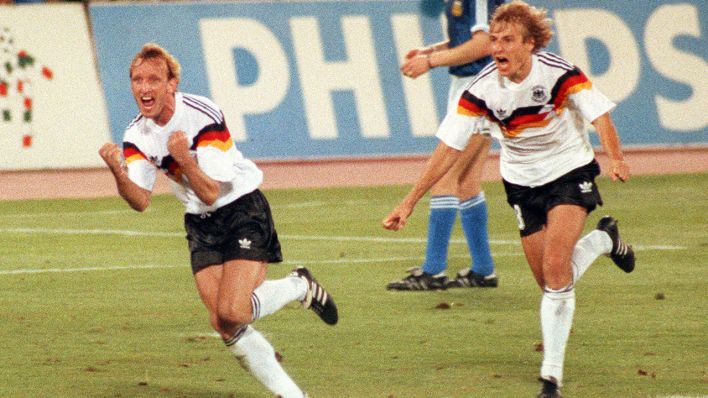 Die deutschen Fußball-Nationspieler Andreas Brehme (l) und Jürgen Klinsmann laufen am 08.07.1990 jubelnd über das Spielfeld des Olympiastadions von Rom, nachdem Brehme per Elfmeter zum 1:0-Führungstreffer für Deutschland verwandelt hat. Das deutsche Team bezwang im Finale der Weltmeisterschaft die Mannschaft Argentiniens mit 1:0. (Bild: dpa)