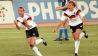 Die deutschen Fußball-Nationspieler Andreas Brehme (l) und Jürgen Klinsmann laufen am 08.07.1990 jubelnd über das Spielfeld des Olympiastadions von Rom, nachdem Brehme per Elfmeter zum 1:0-Führungstreffer für Deutschland verwandelt hat. Das deutsche Team bezwang im Finale der Weltmeisterschaft die Mannschaft Argentiniens mit 1:0. (Bild: dpa)