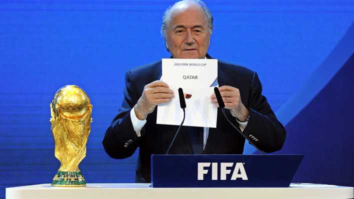 FIFA-Präsident Joseph S. Blatter gibt am 2. Dezember 2010 bekannt, dass die Fußball-WM 2022 in Katar stattfinden wird. (Bild: dpa)