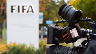 Ein Kamerateam wartet vor dem FIFA-Hauptquartier in Zürich (Bild: dpa)