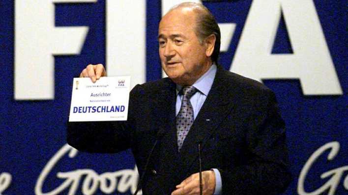 FIFA-Chef Blatter bei der Bekanntgabe des WM-Ausrichters 2006 (Bild: dpa) FIFA-Chef Blatter bei der Bekanntgabe des WM-Ausrichters 2006 (Bild: dpa)