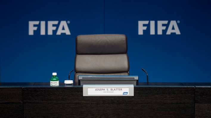Der leere Stuhl von FIFA-Präsident Blatter kurz vor der Pressekonferenz am 02.06.2015, bei der Blatter seinen Rücktritt erklärte. Foto: dpa
