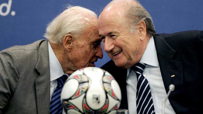 ARCHIV - FIFA-Präsident Joseph Blatter (r) unterhält sich am 31.05.2009 mit dem ehemaligen FIFA-Präsidenten Joao Havelange bei einer Pressekonferenz in Nassau, Bahamas. Foto: dpa