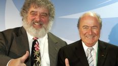 FIFA-Exekutivkomitee-Mitglied Chuck Blazer (l) und der Präsident der FIFA, Joseph Blatter, posieren zu Beginn einer Pressekonferenz in Frankfurt/Main (Archivfoto vom 27.06.2005). Foto: dpa