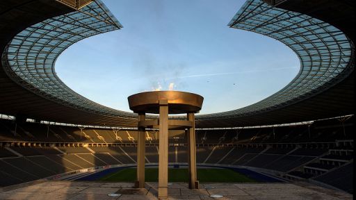 Das olympischen Feuer brennt am 18.02.2015 in Berlin im Olympiastadion. (Bild: dpa)