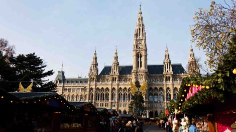 Rathaus mit Weihnachtsmarkt - Foto: Colourbox