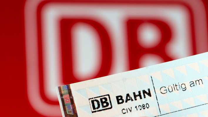 Ticket vor einem Fahrkartenautomaten der Deutschen Bahn (Bild: dpa)