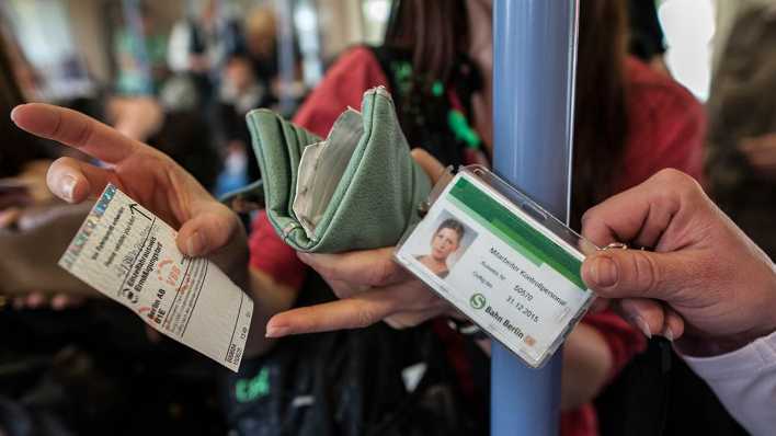 Eine Kontrolleurin der Berliner S-Bahn zeigt einer Reisenden ihren Dienstausweis und bekommt dafür den gültigen Fahrausweis von der Frau gezeigt. (Bild: dpa) Eine Kontrolleurin der Berliner S-Bahn zeigt einer Reisenden ihren Dienstausweis und bekommt dafür den gültigen Fahrausweis von der Frau gezeigt. (Bild: dpa)