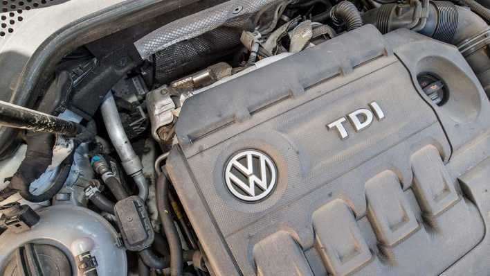 Ein Dieselmotor eines VW Golf 2.0 TDI - Baujahr 2012 (Bild: Patrick Pleul/dpa)