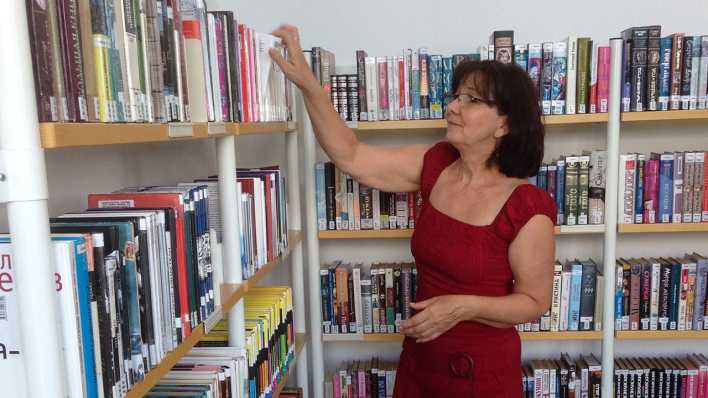 Elvira Ullmann in der Anton-Saefkow-Bibliothek (Bild: rbb/Rautenberg) Elvira Ullmann in der Anton-Saefkow-Bibliothek (Bild: rbb/Rautenberg)