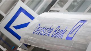 ARCHIV - Logo und Schriftzug der Deutschen Bank (Bild: dpa)