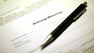 Ein Kugelschreiber liegt auf einem unausgefüllten Mietvertrag (Bild: dpa)